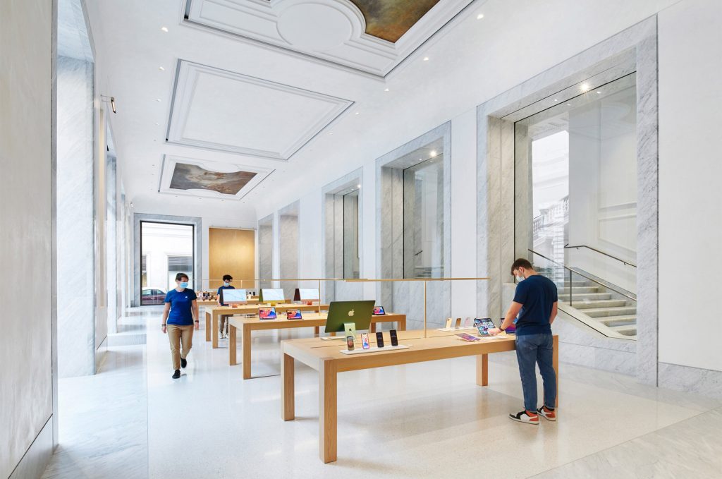 Esta imagen tiene un atributo ALT vacío; su nombre de archivo es El-recinto-historico-Palazzo-Marignoli-se-convierte-en-una-Apple-Store-inmobiliare-1024x679.jpg