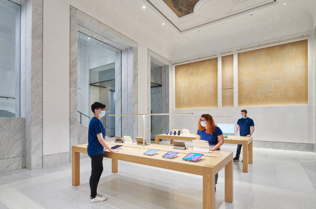 Esta imagen tiene un atributo ALT vacío; su nombre de archivo es El-recinto-historico-Palazzo-Marignoli-se-convierte-en-una-Apple-Store-inmobiliare-2-1024x679.jpg