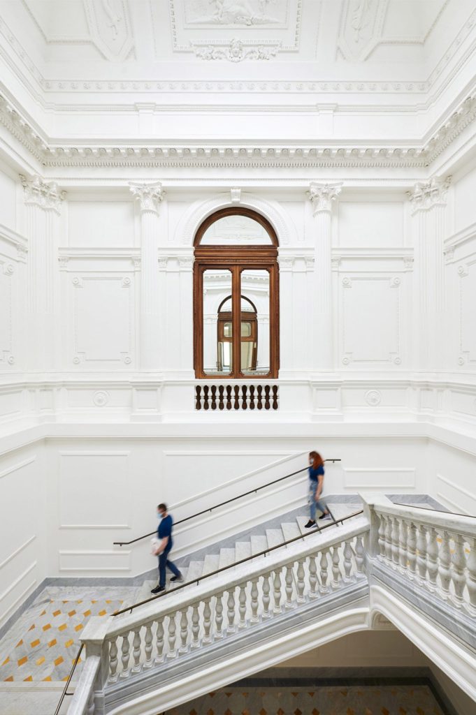 Esta imagen tiene un atributo ALT vacío; su nombre de archivo es El-recinto-historico-Palazzo-Marignoli-se-convierte-en-una-Apple-Store-inmobiliare-3-681x1024.jpg
