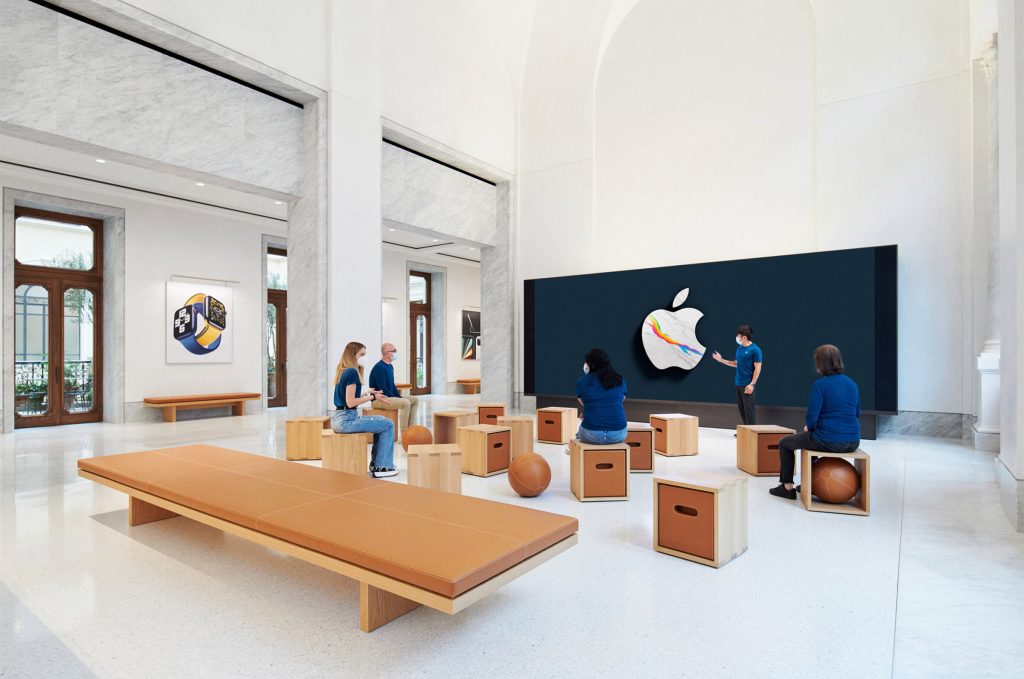 Esta imagen tiene un atributo ALT vacío; su nombre de archivo es El-recinto-historico-Palazzo-Marignoli-se-convierte-en-una-Apple-Store-inmobiliare-4-1024x679.jpg