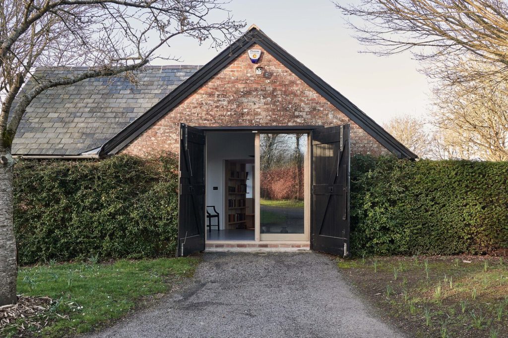 biblioteca-stanbridge-mill-una-granja-reconvertida-en-biblioteca-1-alt