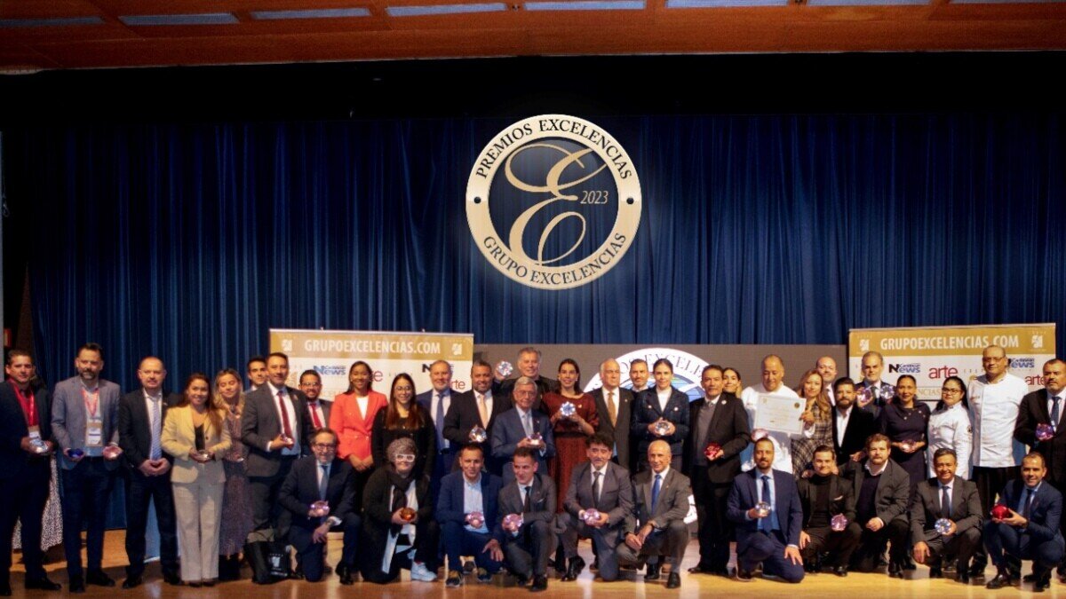 Autoridades de dependencias del Gobierno Federal tras el recibimiento del premio Foto: Cortesía