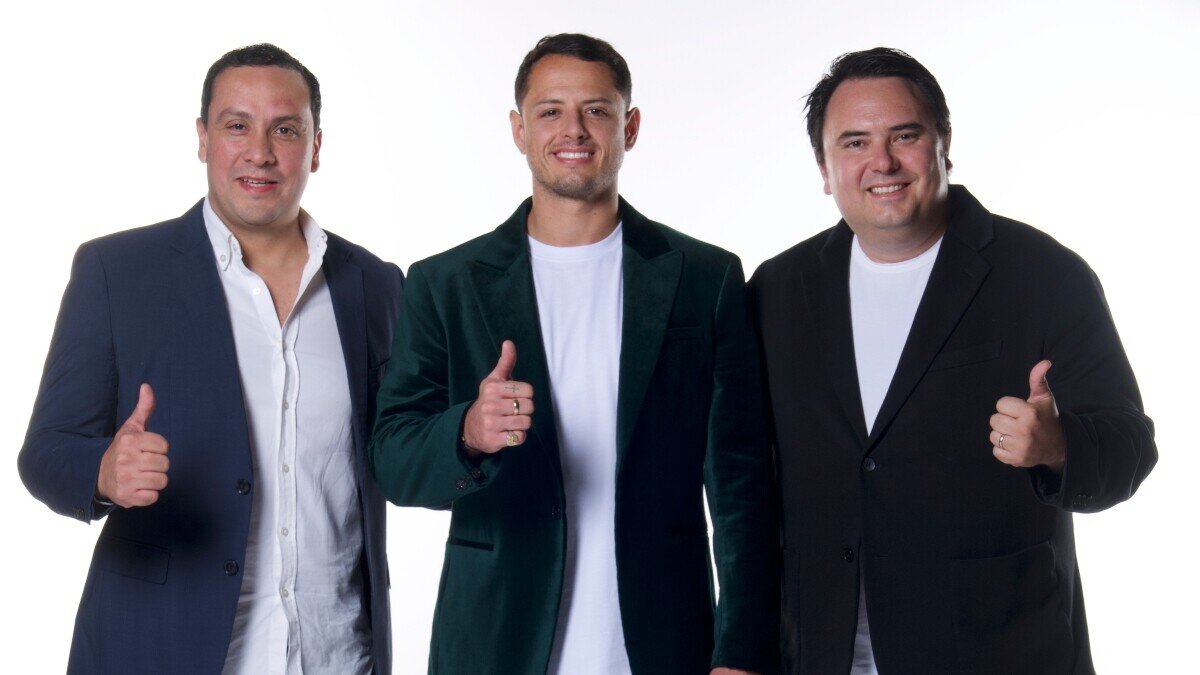 Chicharito (centro) junto con los principales directivos de 100 Ladrillos Foto: Cortesía