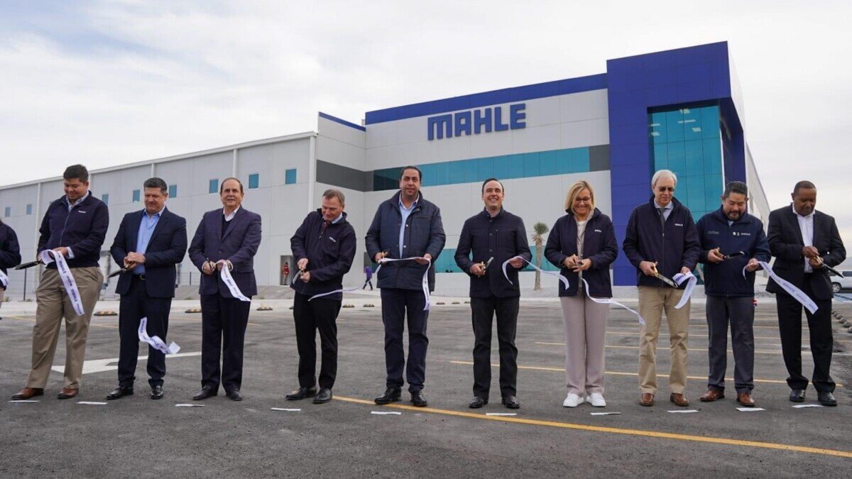 Autoridades estatales y directivos de Mahle Behr Foto: @claudiobresofic