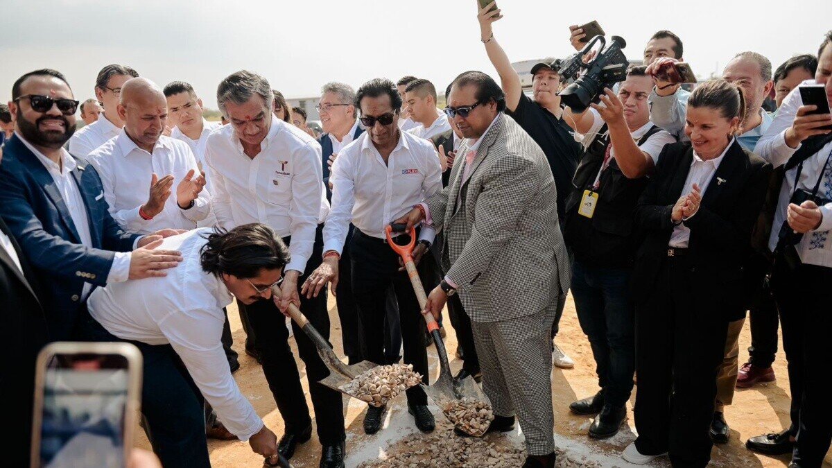 Directivos del grupo y autoridades durante la colocación de la primera piedra: Secretaría de Economía de Tamaulipas