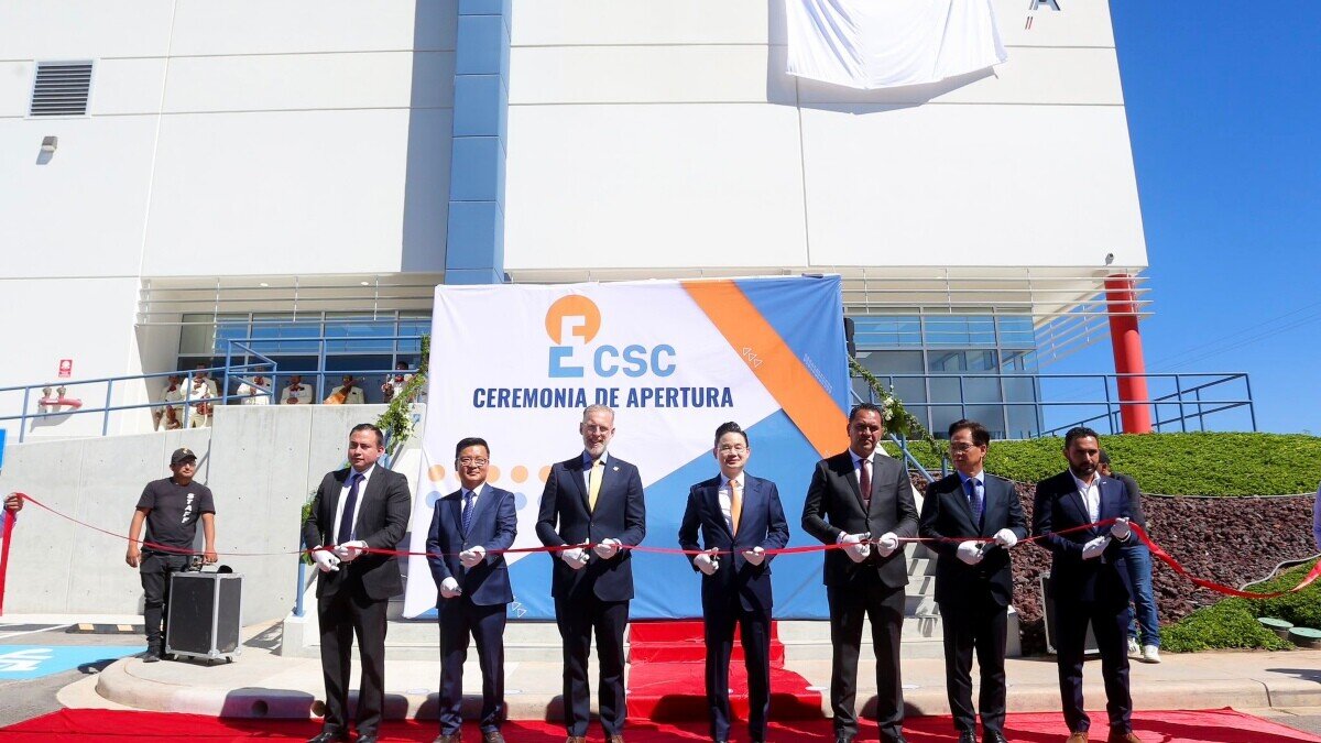 Directivos de la empresa coreana y autoridades estatales durante la inauguración de la planta Foto: Sedesu Quéretaro