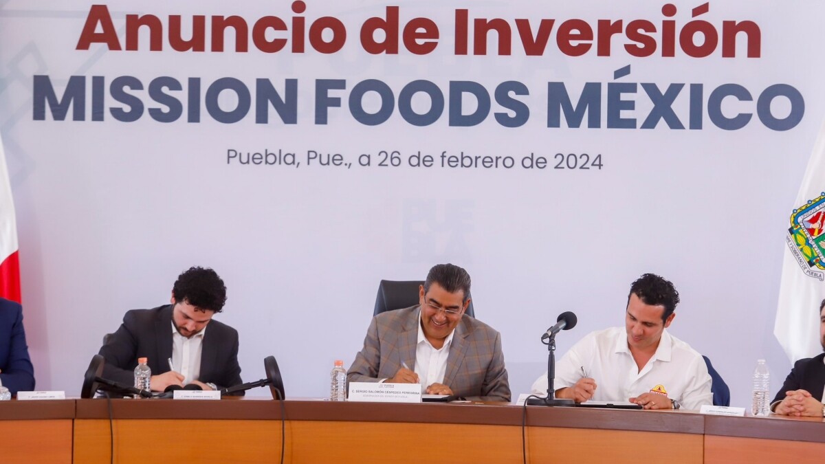 Directivos y funcionarios públicos durante el anunció de inversión Foto: Gobierno de Puebla