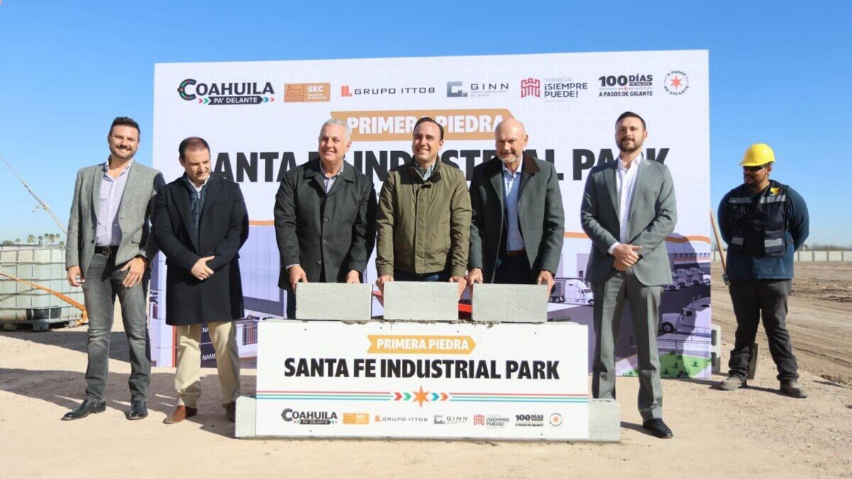 Autoridades y empresarios durante la colocación de primera piedra Foto: Gobierno de Coahuila