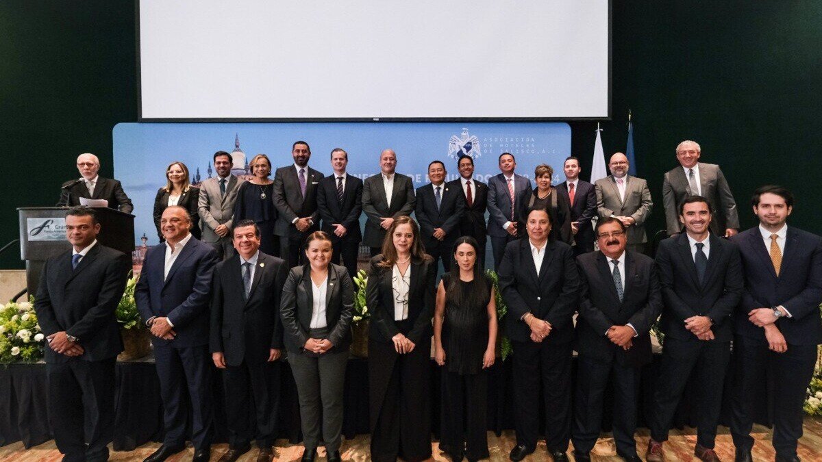 Presidente y consejo directivo de la Asociación de Hoteles de Jalisco durante toma de protesta Foto: Enrique Alfaro @EnriqueAlfaroR