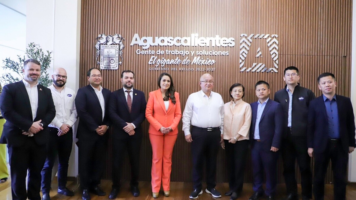 Directivos conviviendo con autoridades estatales Foto: @resaugarza