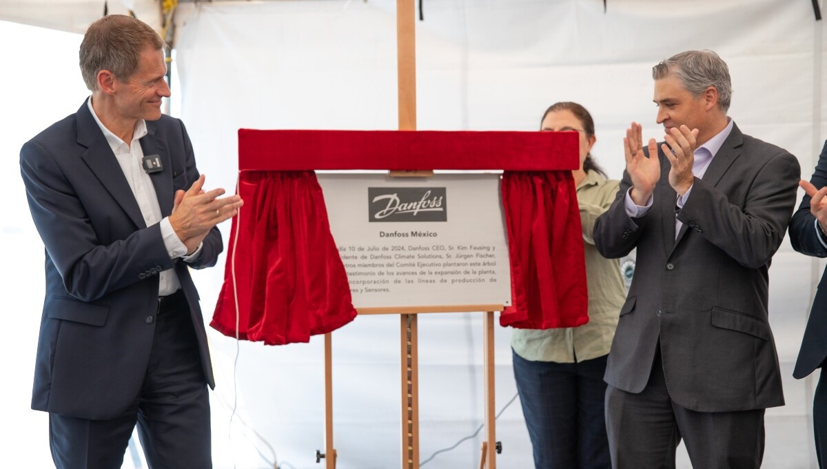 Directivos de Danfoss durante la develación de placa del complejo Foto: Secretaría de Economía Nuevo León