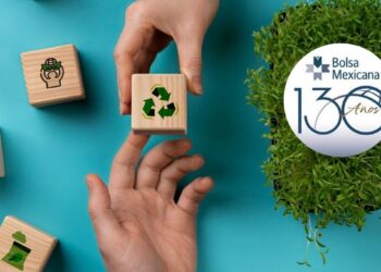 Dos manos apilan bloques de madera con símbolos de reciclaje y sostenibilidad sobre un lecho de césped natural, reflejando el compromiso real con la responsabilidad ambiental. A la derecha, se presenta el logotipo del 130 aniversario de la Bolsa Mexicana de Valores, reafirmando su visión hacia un futuro más verde y sustentable. Este enfoque alineado entre inversión inmobiliaria premium y principios ESG consolida oportunidades únicas para compradores e inversores que priorizan activos exclusivos con alto valor agregado y proyección sostenible.