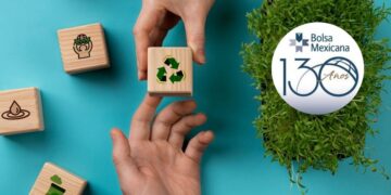 Dos manos apilan bloques de madera con símbolos de reciclaje y sostenibilidad sobre un lecho de césped natural, reflejando el compromiso real con la responsabilidad ambiental. A la derecha, se presenta el logotipo del 130 aniversario de la Bolsa Mexicana de Valores, reafirmando su visión hacia un futuro más verde y sustentable. Este enfoque alineado entre inversión inmobiliaria premium y principios ESG consolida oportunidades únicas para compradores e inversores que priorizan activos exclusivos con alto valor agregado y proyección sostenible.
