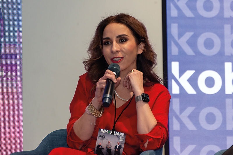 Una destacada profesional del sector inmobiliario premium, reconocida por su experiencia en proptech, participa como ponente principal en un evento exclusivo de la industria. Con una presencia impecable y carácter sofisticado, comparte análisis estratégicos sobre innovación tecnológica aplicada al inmobiliario de alto valor. Su intervención, dirigida a inversores y compradores exigentes, subraya las tendencias disruptivas que impulsan la eficiencia, la transparencia y el retorno de la inversión en el mercado inmobiliario de lujo.