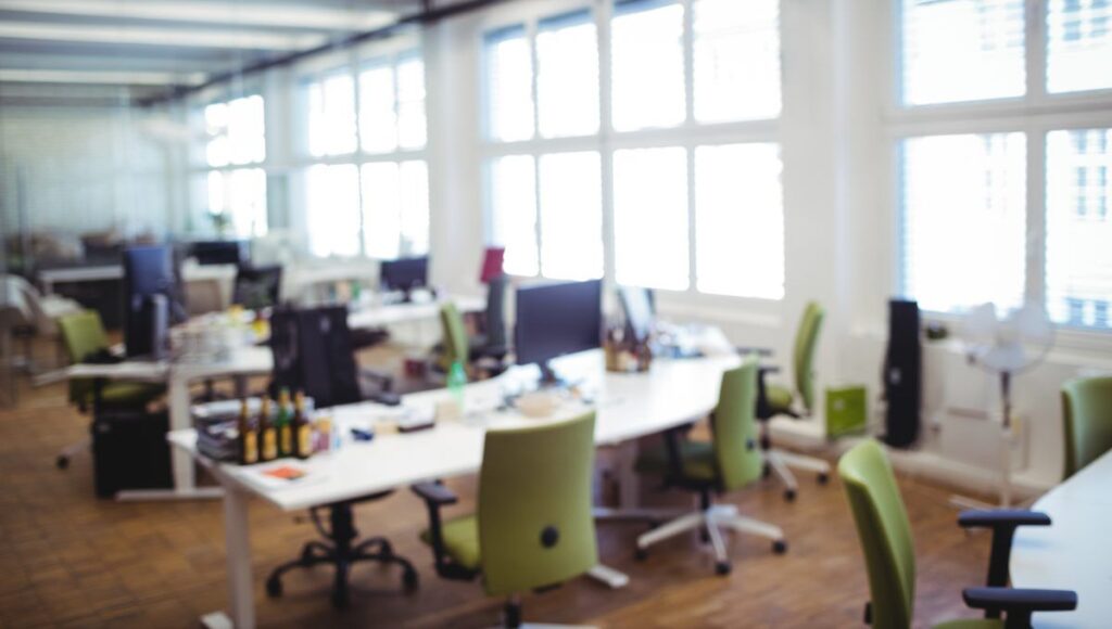 Ofrecemos una oficina de diseño contemporáneo en el estilo exclusivo “Mercado Oficinas Guanajuato”, pensada para satisfacer las expectativas de los inversionistas y compradores más exigentes. El espacio de concepto abierto cuenta con múltiples estaciones de trabajo equipadas, elegantes sillas ergonómicas en tono verde y amplios ventanales que inundan cada rincón con luz natural, creando un entorno ideal para potenciar la productividad y el bienestar laboral. Esta propiedad premium se presenta como una oportunidad única para quienes buscan invertir o establecer su empresa en un ambiente cómodo, funcional y estratégicamente ubicado dentro del sector inmobiliario más destacado.