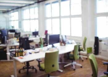 Ofrecemos una oficina de diseño contemporáneo en el estilo exclusivo “Mercado Oficinas Guanajuato”, pensada para satisfacer las expectativas de los inversionistas y compradores más exigentes. El espacio de concepto abierto cuenta con múltiples estaciones de trabajo equipadas, elegantes sillas ergonómicas en tono verde y amplios ventanales que inundan cada rincón con luz natural, creando un entorno ideal para potenciar la productividad y el bienestar laboral. Esta propiedad premium se presenta como una oportunidad única para quienes buscan invertir o establecer su empresa en un ambiente cómodo, funcional y estratégicamente ubicado dentro del sector inmobiliario más destacado.