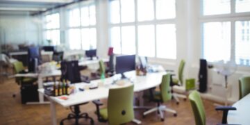 Ofrecemos una oficina de diseño contemporáneo en el estilo exclusivo “Mercado Oficinas Guanajuato”, pensada para satisfacer las expectativas de los inversionistas y compradores más exigentes. El espacio de concepto abierto cuenta con múltiples estaciones de trabajo equipadas, elegantes sillas ergonómicas en tono verde y amplios ventanales que inundan cada rincón con luz natural, creando un entorno ideal para potenciar la productividad y el bienestar laboral. Esta propiedad premium se presenta como una oportunidad única para quienes buscan invertir o establecer su empresa en un ambiente cómodo, funcional y estratégicamente ubicado dentro del sector inmobiliario más destacado.