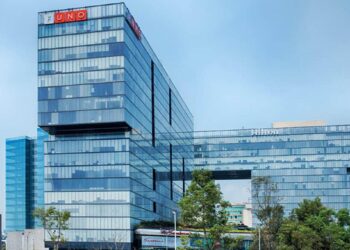 Edificio corporativo de vanguardia, desarrollado en varios niveles con una impresionante fachada de vidrio y un innovador diseño geométrico. Alberga reconoce firmas internacionales como UNO, Hilton y FUNO, lo que garantiza un entorno empresarial exclusivo y de alto perfil. Rodeado de áreas verdes cuidadosamente integradas al paisaje urbano y situado bajo un cielo despejado, este inmueble representa una oportunidad inigualable en el sector inmobiliario premium para inversionistas y empresas que buscan distinción, prestigio y plusvalía garantizada.