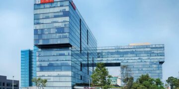 Edificio corporativo de vanguardia, desarrollado en varios niveles con una impresionante fachada de vidrio y un innovador diseño geométrico. Alberga reconoce firmas internacionales como UNO, Hilton y FUNO, lo que garantiza un entorno empresarial exclusivo y de alto perfil. Rodeado de áreas verdes cuidadosamente integradas al paisaje urbano y situado bajo un cielo despejado, este inmueble representa una oportunidad inigualable en el sector inmobiliario premium para inversionistas y empresas que buscan distinción, prestigio y plusvalía garantizada.