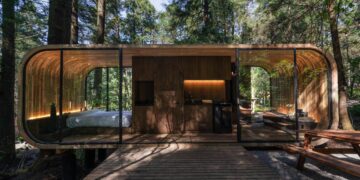 Esta exclusiva cabaña contemporánea, de diseño rectangular con elegantes esquinas redondeadas y amplios ventanales de vidrio, se integra armónicamente en un entorno elevado entre árboles maduros. Concebida para satisfacer las demandas del segmento premium en turismo sustentable y experiencias glamping de alto nivel, la propiedad ofrece interiores luminosos y funcionales que incluyen un dormitorio confortable y una cocineta totalmente equipada. En el exterior, una terraza privada con banco de madera sobre grava invita al descanso rodeado de naturaleza. Este activo representa una oportunidad excepcional para inversores o compradores que buscan distinguirse en el mercado inmobiliario sostenible sin renunciar al lujo ni al confort.