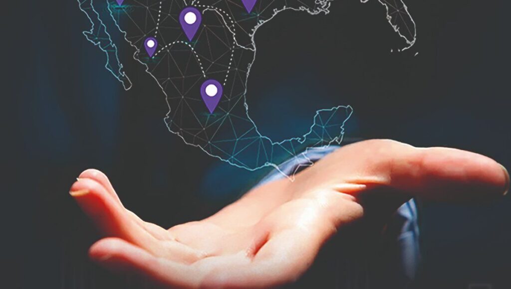 Se presenta una mano abierta en primer plano, debajo de un mapa digital de Norteamérica donde Múltiples pinos morados destacan ubicaciones estratégicas—con especial énfasis en el posicionamiento de México como epicentro del nearshoring. El fondo oscuro resalta la sofisticación del entorno, enfocando la atención tanto en las oportunidades geográficas clave como en el papel protagónico que México desempeña para inversionistas y compradores que buscan activos inmobiliarios premium vinculados a las tendencias globales del mercado.