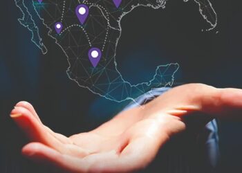 Se presenta una mano abierta en primer plano, debajo de un mapa digital de Norteamérica donde Múltiples pinos morados destacan ubicaciones estratégicas—con especial énfasis en el posicionamiento de México como epicentro del nearshoring. El fondo oscuro resalta la sofisticación del entorno, enfocando la atención tanto en las oportunidades geográficas clave como en el papel protagónico que México desempeña para inversionistas y compradores que buscan activos inmobiliarios premium vinculados a las tendencias globales del mercado.