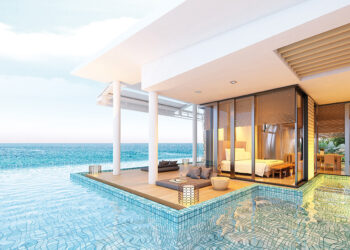 Exclusiva villa contemporánea sobre el agua, con ventanas de piso a techo que enmarcan vistas panorámicas al océano. Cuenta con una elegante terraza de madera y sofisticadas áreas lounge, rodeadas por una imponente alberca infinita que se funde con la serenidad del mar. Una residencia excepcional para inversionistas y compradores exigentes que buscan adquirir propiedad premium en México con Moxi Global.