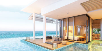 Exclusiva villa contemporánea sobre el agua, con ventanas de piso a techo que enmarcan vistas panorámicas al océano. Cuenta con una elegante terraza de madera y sofisticadas áreas lounge, rodeadas por una imponente alberca infinita que se funde con la serenidad del mar. Una residencia excepcional para inversionistas y compradores exigentes que buscan adquirir propiedad premium en México con Moxi Global.