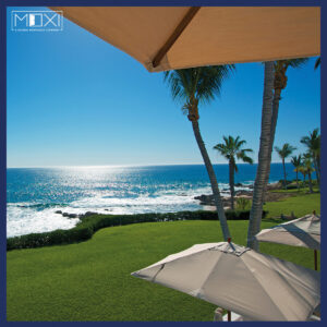 Vistas panorámicas al mar, rodeadas de jardines inmaculados, palmeras elegantes y exclusivas áreas de descanso bajo sombrillas blancas. Disfrute de un entorno privilegiado con luz natural que realza la belleza del océano bajo un cielo despejado. Experimente el máximo nivel de sofisticación y confort en propiedades seleccionadas por Moxi Global: su asesor experto para la adquisición de residencias premium en México.