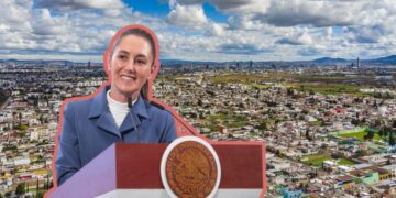 Una mujer vestida elegantemente con un traje azul se sitúa al podio portando el sello nacional de México, reflejando confianza y liderazgo ante un distinguido público. Al fondo, se aprecia un dinámico paisaje urbano bajo un cielo matizado, evocando el potencial de inversión en zonas metropolitanas exclusivas. La escena transmite una imagen de éxito y sofisticación, alineada con las expectativas del sector inmobiliario premium y pensada para atraer a compradores e inversores que buscan propiedades excepcionales en los entornos más cotizados del país.