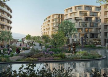 Exclusivos edificios residenciales de arquitectura moderna encierran un elegante patio central cuidadosamente ajardinado, donde destaca un estanque rodeado de árboles, jardines florales y esculturas contemporáneas. Este enclave forma parte integral del plan maestro de Khalid Bin Sultan City y ha sido concebido para ofrecer un estilo de vida sofisticado en un entorno verde que inspira tranquilidad y bienestar. Los amplios espacios al aire libre invitan a la convivencia bajo cielos despejados, consolidando este desarrollo como una oportunidad excepcional para inversores o compradores con visión exclusiva que buscan valor sostenible en una ubicación privilegiada.