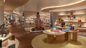 Descubra un exclusivo espacio comercial en Shanghái, diseñado para satisfacer las expectativas del sector inmobiliario premium. Este local de lujo presenta elegantes pisos de madera y estanterías curvas en tonos claros que resaltan la sofisticación del ambiente. Las mesas redondas de exposición acogen cuidadosamente libros, bolsos y accesorios Louis Vuitton, mientras que la disposición estratégica de baúles apilados y artículos de diseñador definen una atmósfera inspirada en el concepto "tienda crucero", ideal para marcas icónicas que buscan una presencia distintiva en el mercado más dinámico y exigente de Asia. Una oportunidad única para inversores o compradores visionarios que valoran lo excepcional.