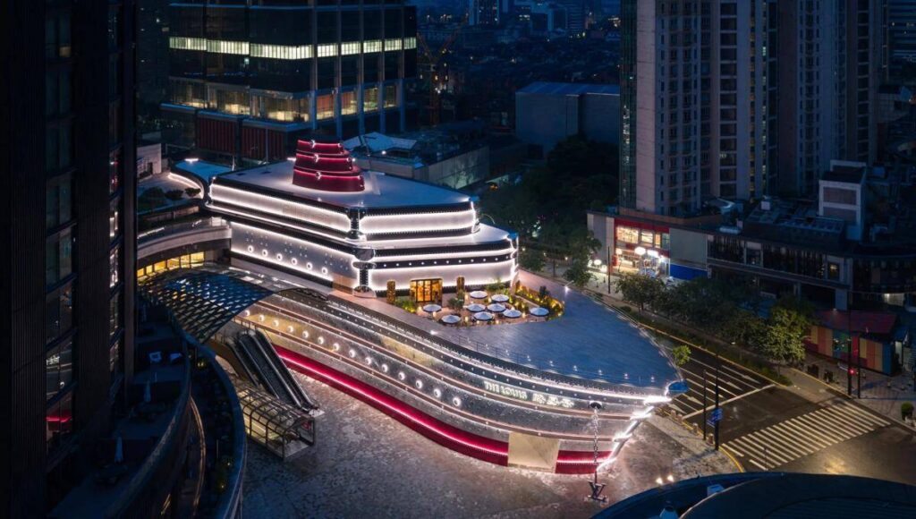 Un edificio vanguardista con diseño inspirado en un crucero se impone en el horizonte nocturno de Shanghai, resaltando entre los rascacielos del distrito financiero. Esta tienda insignia de Louis Vuitton se distingue por sus múltiples niveles, iluminación sofisticada y amplias terrazas exteriores, ofreciendo una experiencia exclusiva tanto para compradores como para inversionistas inmobiliarios que buscan activos icónicos y de alto valor añadido en una de las ciudades más dinámicas del mundo.