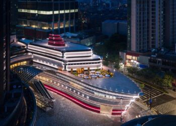 Un edificio vanguardista con diseño inspirado en un crucero se impone en el horizonte nocturno de Shanghai, resaltando entre los rascacielos del distrito financiero. Esta tienda insignia de Louis Vuitton se distingue por sus múltiples niveles, iluminación sofisticada y amplias terrazas exteriores, ofreciendo una experiencia exclusiva tanto para compradores como para inversionistas inmobiliarios que buscan activos icónicos y de alto valor añadido en una de las ciudades más dinámicas del mundo.