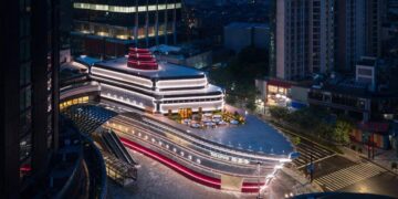 Un edificio vanguardista con diseño inspirado en un crucero se impone en el horizonte nocturno de Shanghai, resaltando entre los rascacielos del distrito financiero. Esta tienda insignia de Louis Vuitton se distingue por sus múltiples niveles, iluminación sofisticada y amplias terrazas exteriores, ofreciendo una experiencia exclusiva tanto para compradores como para inversionistas inmobiliarios que buscan activos icónicos y de alto valor añadido en una de las ciudades más dinámicas del mundo.