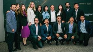 Un selecto grupo de 15 profesionales del sector, elegantemente ataviados, se reúne en un exclusivo evento dedicado a la inteligencia estratégica. La fotografía, capturada en un cómodo entorno interior, refleja el compromiso y la excelencia que definen al mercado inmobiliario premium. Al fondo se destaca la fecha “27 FEBRERO 2025”, junto a reconocidos logotipos empresariales del sector industrial mexicano, subrayando la relevancia y alcance de esta convocatoria para inversores y compradores con visión de alto nivel.