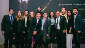 Un selecto grupo de doce profesionales, ataviados con indumentaria ejecutiva y semi-formal, posa frente a un elegante fondo negro realzado con distintivos dorados y logotipos exclusivos. Esta imagen fue capturada durante un evento de alto nivel orientado al análisis estratégico del mercado inmobiliario premium e inteligencia competitiva, reflejando el compromiso, sofisticación y visión de quienes lideran las oportunidades de inversión más atractivas del sector.