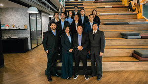 Un selecto equipo de trece expertos en inteligencia estratégica y análisis de mercado dentro del sector industrial mexicano posa en un moderno espacio corporativo, diseñado con elegantes escalones de madera. Vestidos con atuendo ejecutivos, representan el más alto nivel de especialización y liderazgo, cualidades esenciales para inversionistas y compradores exigentes enfocados en oportunidades inmobiliarias premium.