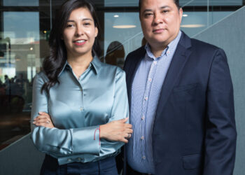 Dos profesionales, una mujer y un hombre, se posan juntos en un entorno interior elegante, ataviados con impecable indumentaria ejecutiva. Con una clara demostración de inteligencia estratégica y visión analítica, se preparan para llevar a cabo un análisis integral del mercado industrial premium en México. Su actitud decidida y enfoque profesional refleja el compromiso de brindar soluciones de alto valor para inversores y compradores que buscan oportunidades exclusivas dentro del sector inmobiliario más exigente.