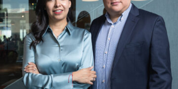 Dos profesionales, una mujer y un hombre, se posan juntos en un entorno interior elegante, ataviados con impecable indumentaria ejecutiva. Con una clara demostración de inteligencia estratégica y visión analítica, se preparan para llevar a cabo un análisis integral del mercado industrial premium en México. Su actitud decidida y enfoque profesional refleja el compromiso de brindar soluciones de alto valor para inversores y compradores que buscan oportunidades exclusivas dentro del sector inmobiliario más exigente.
