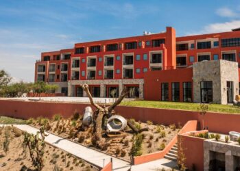 Este exclusivo edificio de diseño contemporáneo, de varios niveles y estructura en tonos rojo y beige, destaca por sus amplios ventanales y terrazas privadas que favorecen la luminosidad natural y las vistas panorámicas. Ubicada en Pueblo Bonito Vantage, la propiedad se integra a un sofisticado entorno paisajístico que incorpora un elegante jardín seco boutique, una propuesta única de estilo con cactus seleccionados, formaciones rocosas cuidadosamente dispuestas y una escultura arbórea distintiva. Todo ello bajo el marco de cielos despejados, creando un ambiente inigualable ideal para clientes exigentes en busca de inversión inmobiliaria premium o una residencia exclusiva con carácter y distinción.