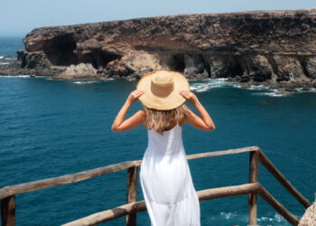 Una exclusiva residencia frente al mar, con una elegante terraza de madera que ofrece vistas panorámicas a la imponente costa rocosa y aguas azul turquesa. El entorno natural, enmarcado por espectaculares acantilados y cielos despejados, brinda un escenario incomparable para quienes buscan privacidad, lujo y conexión directa con el paisaje más privilegiado del litoral. Una inversión singular dirigida a quienes exigen lo mejor en ubicación, diseño y calidad de vida frente al mar.