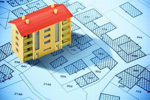 Una maqueta de un edificio residencial de tonalidad amarilla con techo rojo se despliega sobre un plano arquitectónico azul, ilustrando la relación precisa entre las obligaciones de los propietarios inmobiliarios y lo dispuesto en el artículo 132 del Código Fiscal CDMX. Este modelo resalta la delimitación de predios numerados y los trazos definidos de las edificaciones proyectadas, aspectos esenciales para inversionistas y compradores que valoran la legalidad, la seguridad jurídica y el potencial patrimonial en desarrollos premium.