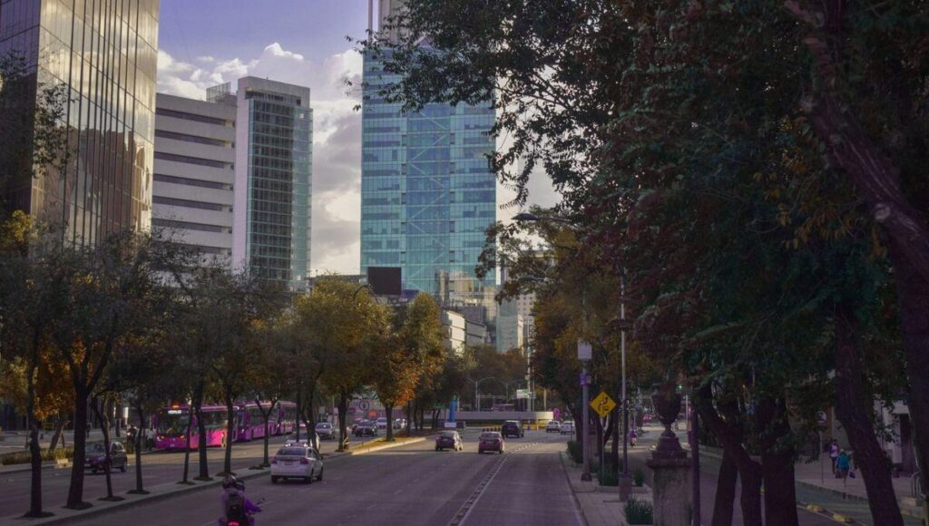 Una avenida arbolada en una zona privilegiada de Ciudad de México presenta impresionantes rascacielos modernos, que sientan las bases para un estilo de vida urbano exclusivo y dinámico. El flujo continuo de vehículos por el bulevar -incluidos los coches privados y el transporte público de alta gama- pone de relieve una conectividad eficiente bajo un cielo amplio. Este entorno encarna a la perfección el codiciado concepto de "ciudad en 15 minutos", donde los servicios de clase mundial, los espacios verdes y los vibrantes distritos de negocios convergen a poca distancia, una oportunidad de inversión favorecida por los compradores más exigentes en medio de una nueva era de planificación urbana transformadora.