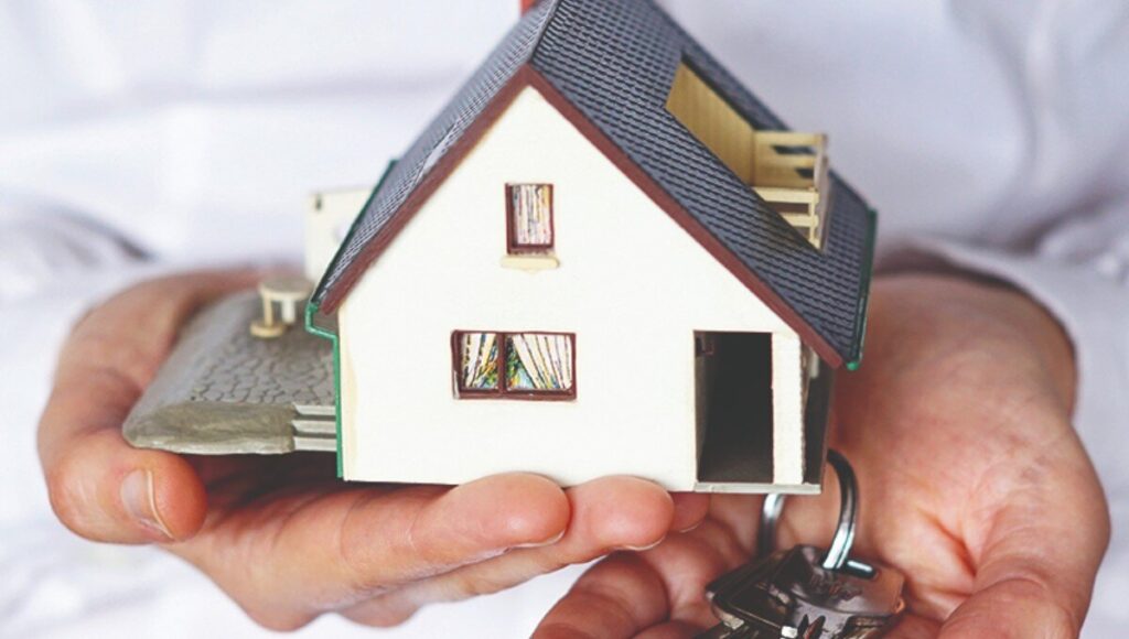 Una persona sostiene en una mano una elegante maqueta de residencia y en la otra un juego de llaves plateadas, representando el proceso exclusivo de adquisición o arrendamiento inmobiliario. La imagen enfatiza la importancia de comprender las obligaciones que recaen sobre los propietarios de bienes inmuebles en la Ciudad de México, conforme al artículo 132 del Código Fiscal local. Esta normativa resulta fundamental para inversores y compradores beneficiosos que buscan asegurar su bajo estándares legales sólidos y maximizar el valor de sus activos en el sector inmobiliario premium.