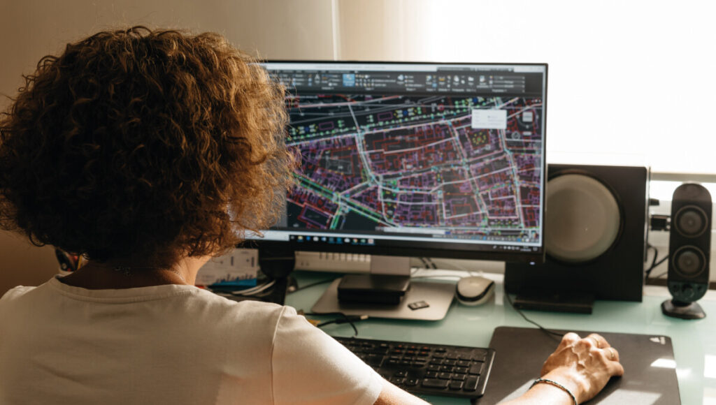 Un profesional altamente cualificado revisa minuciosamente planos técnicos de un desarrollo inmobiliario premium, utilizando software de arquitectura e ingeniería de vanguardia. En su análisis, evalúa rigurosamente los riesgos derivados de una posible ubicación inadecuada dentro del proyecto, asegurando la excelencia en cada detalle y la maximización del valor para inversores y compradores exigentes.