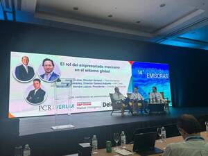 Tres destacados líderes del sector inmobiliario ocupan el escenario principal como panelistas en el 14º Foro de Emisoras, un evento de referencia enfocado en FIBRAs en México. Sentados en elegantes sillones, estos expertos comparten perspectivas estratégicas sobre las tendencias y oportunidades que definen los activos premium del mercado nacional. Detrás de ellos, una pantalla de gran formato proyecta sus nombres, cargos ejecutivos y los logotipos de distinguidos patrocinadores, junto con los avances relevantes en materia ASG (Ambiental, Social y Gobernanza). La presencia atenta de inversionistas altamente calificados resalta la exclusividad del foro y su enfoque hacia compradores exigentes que buscan valor diferenciado y crecimiento sostenible en el sector inmobiliario institucional.