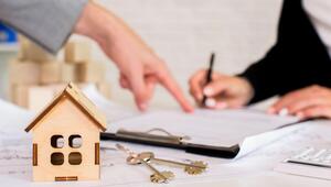 Dos personas revisan y firman documentos sobre un escritorio donde destacan un portapapeles, llaves, una maqueta arquitectónica y una calculadora; una escena que refleja la formalización de una operación inmobiliaria de alto nivel. Este proceso meticuloso garantiza seguridad jurídica y transparencia, elementos imprescindibles para inversores exigentes que buscan maximizar el valor de su inversión mientras evitan cualquier riesgo de fraude en transacciones premium.