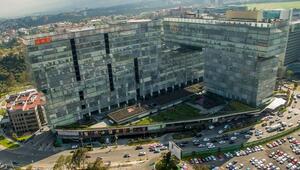 Vista aérea de un imponente complejo corporativo de última generación, compuesto por varios edificios conectados con fachadas de cristal y rodeado de áreas verdes meticulosamente diseñadas. Ubicada en una zona estratégica con alta y conectividad calles dinámicas, esta propiedad representa una oportunidad excepcional para procesos de internacionalización o como activo premium dentro de un portafolio inmobiliario. Una opción ideal para inversionistas interesados o empresas que buscan el respaldo experto en consultoría inmobiliaria a través de FUNO.