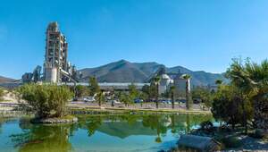 Ubicada en un entorno natural privilegiado, esta extensa planta industrial de Holcim México ofrece una oportunidad única para inversión en el sector inmobiliario premium. La propiedad se integra armónicamente con áreas verdes y un estanque rodeado de árboles frondosos, mientras que las majestuosas montañas proporcionan un paisaje incomparable bajo un cielo despejado. Diseñada bajo los más altos estándares de sostenibilidad, la instalación se especializa en la producción de concreto bajo en carbono, respondiendo a la creciente demanda global por soluciones ecológicas e innovadoras. Este activo representa una opción estratégica para inversionistas y compradores que buscan infraestructura de vanguardia con significativo potencial de crecimiento y compromiso ambiental.
